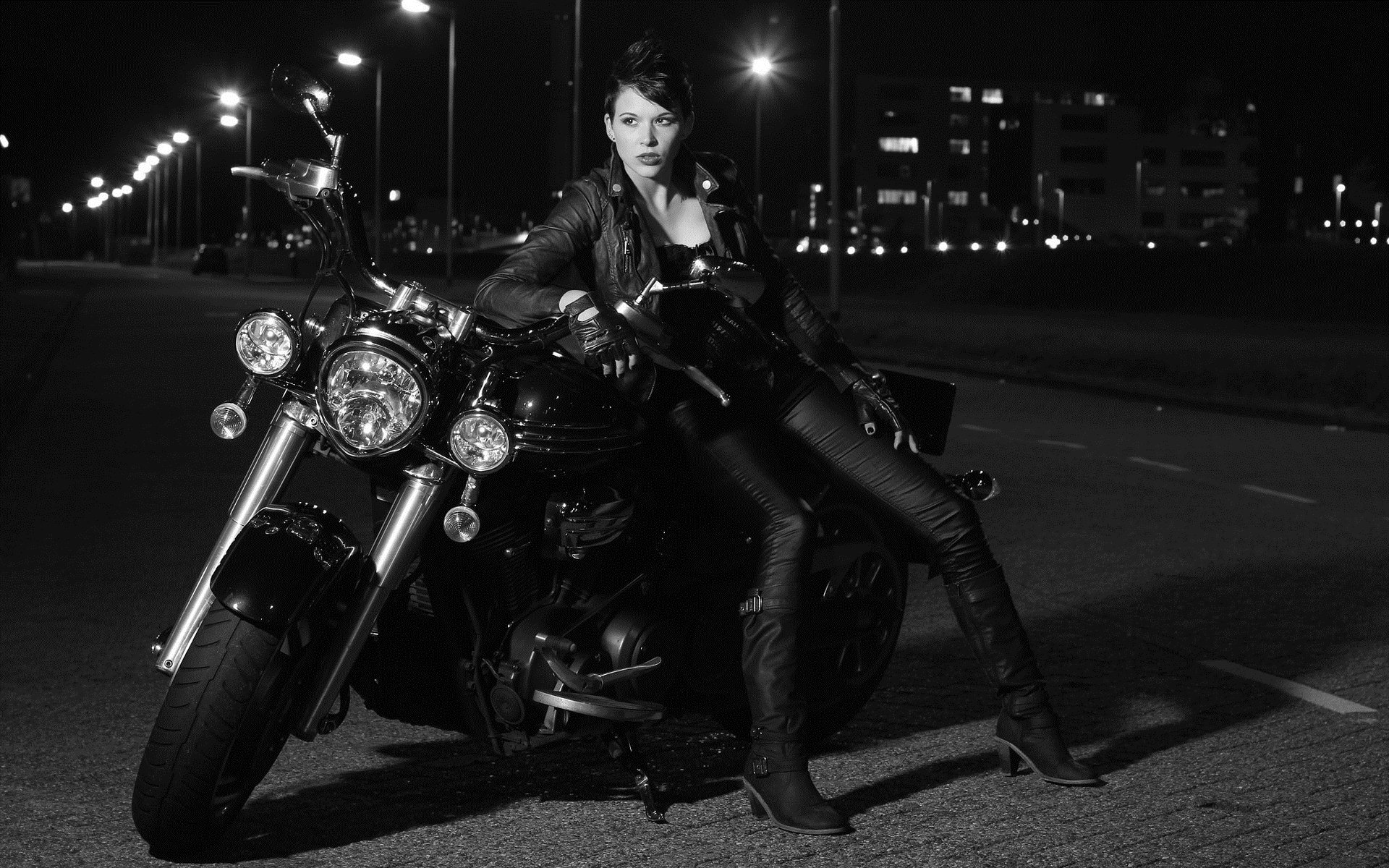 Photo Beautiful girls and motorcycles in Birmingham